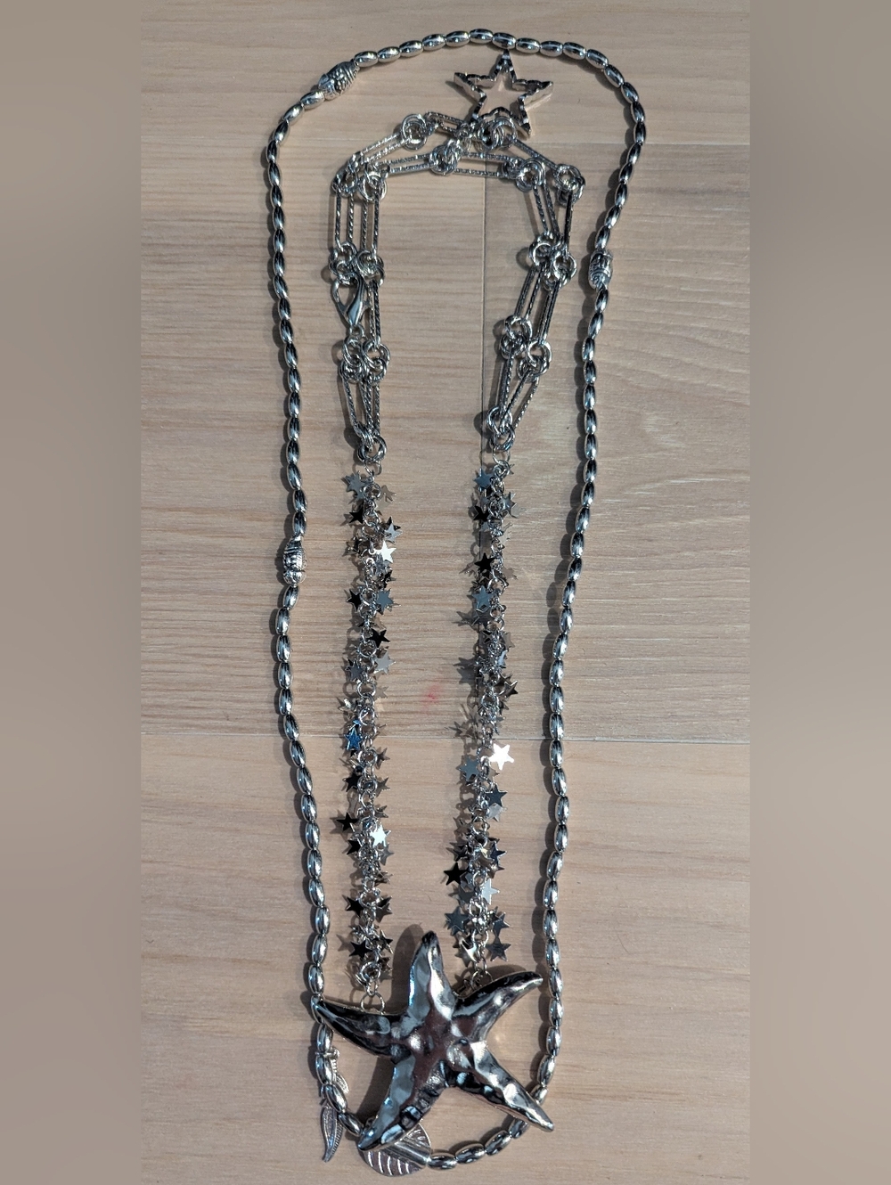 NEW NEVER WORN Silver Star Pendant Necklace - Women's Fashion Jewelry